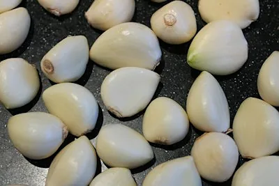 Fresh peeled garlic cloves for foodservice and food processing